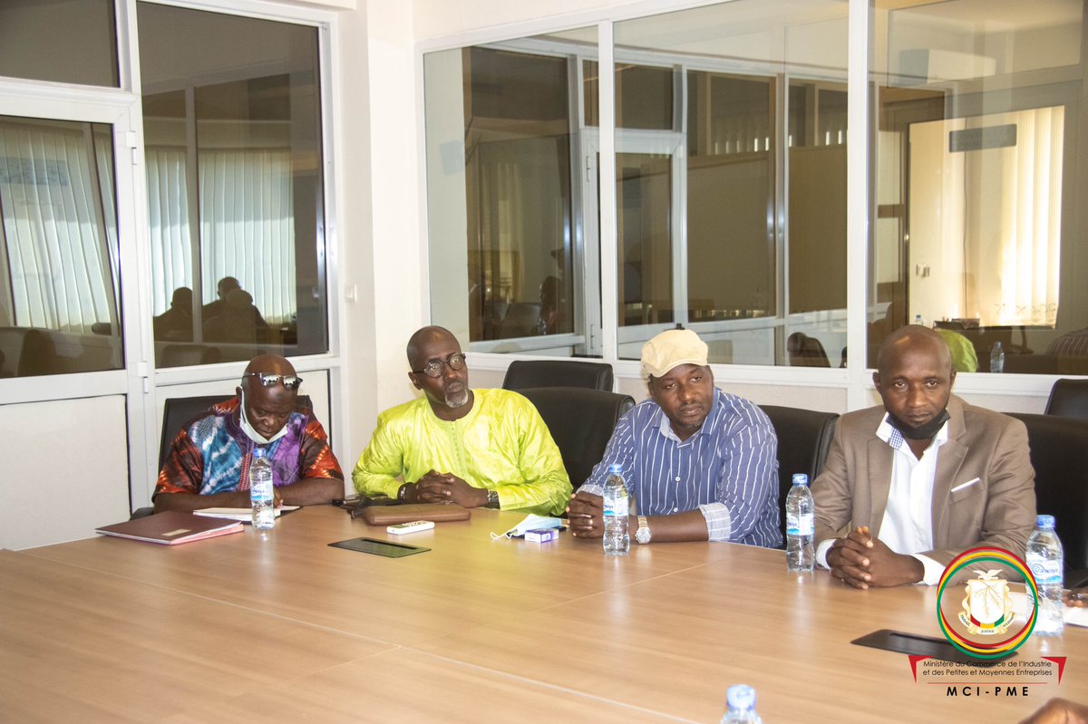 CommerceGn's tweet photo. ℹ️ #MCIPME Dr Bernard GOUMOU accompagné des cadres du @CommerceGn a reçu l’Association des Consommateurs de Guinée.

@GouvGN 
#CNRD
#industriegn #investirenguinee #commercegn https://t.co/cQe2PBoYJ1