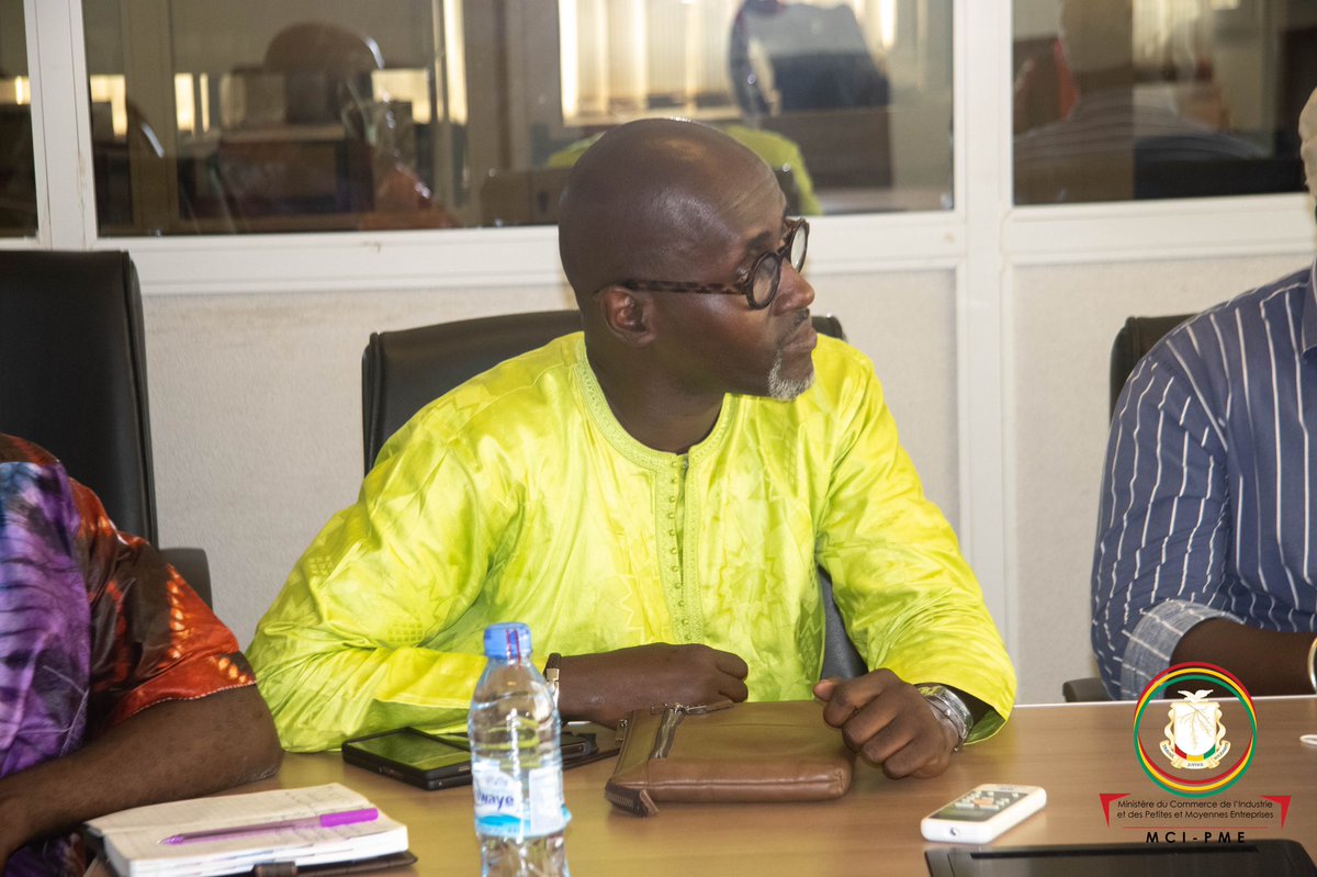 CommerceGn's tweet photo. ℹ️ #MCIPME Dr Bernard GOUMOU accompagné des cadres du @CommerceGn a reçu l’Association des Consommateurs de Guinée.

@GouvGN 
#CNRD
#industriegn #investirenguinee #commercegn https://t.co/cQe2PBoYJ1