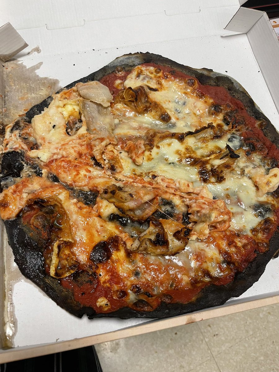 RaulFont's tweet photo. @Glovo_ES gracias Glovo por traerme 2 pizzas por 28 euros para tirar a la basura, frías, tarde y desmontadas. Gracias también Patricia de atención al cliente por la ayuda inexistente. Así ganáis clientes!? https://t.co/ZlrMI6OweD