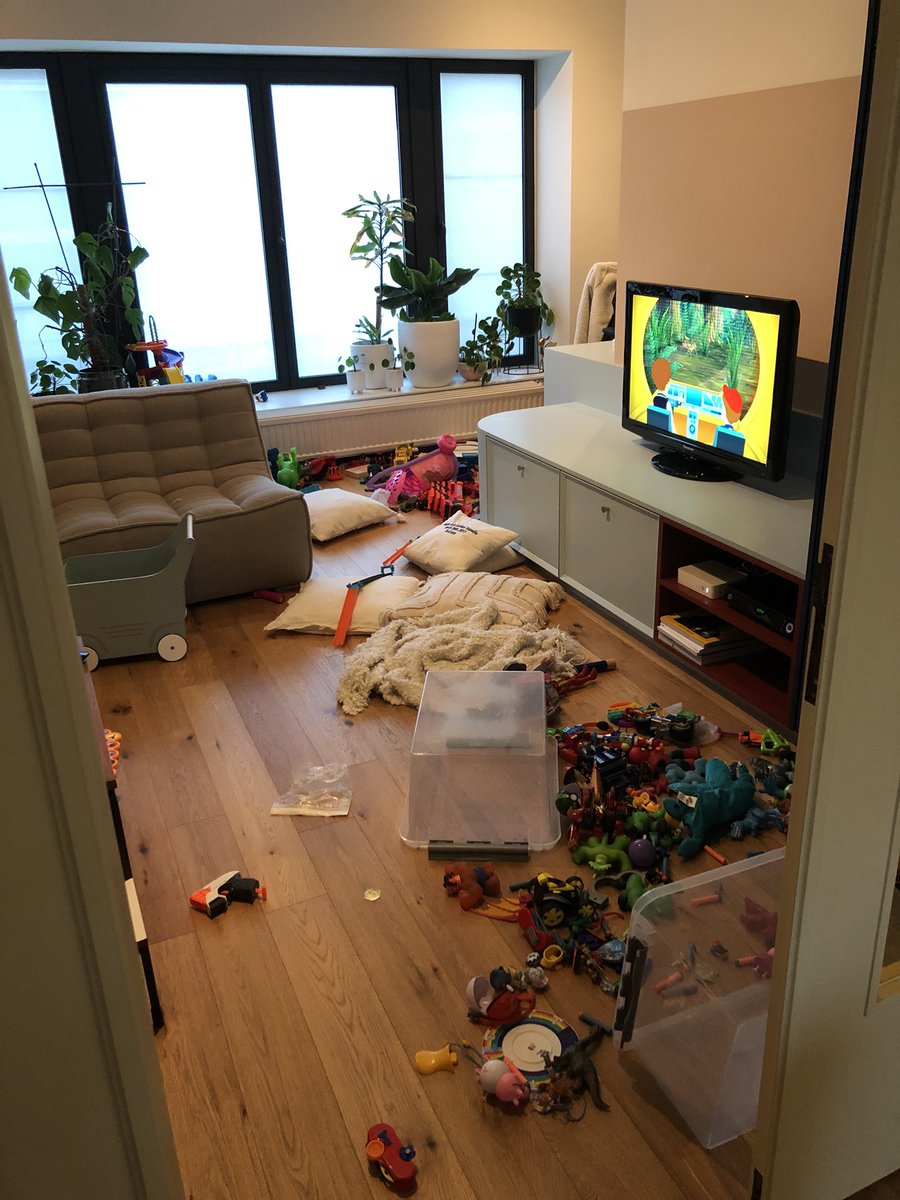 Sstrid's tweet photo. Quarantaine dag 2: ook vandaag hebben we niets onder controle. En ja, de Sint komt extra vroeg dut jaar https://t.co/wq8smlqX3l
