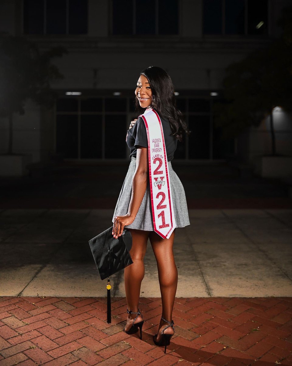 a___thequeen's tweet image. 7 days till I walk across that stage to receive my B.S. in Health Science ❤️ Literally prayed for this moment, and wouldn’t be here without God. 
#donewiththisBS
📸: @TroyWTheCamera