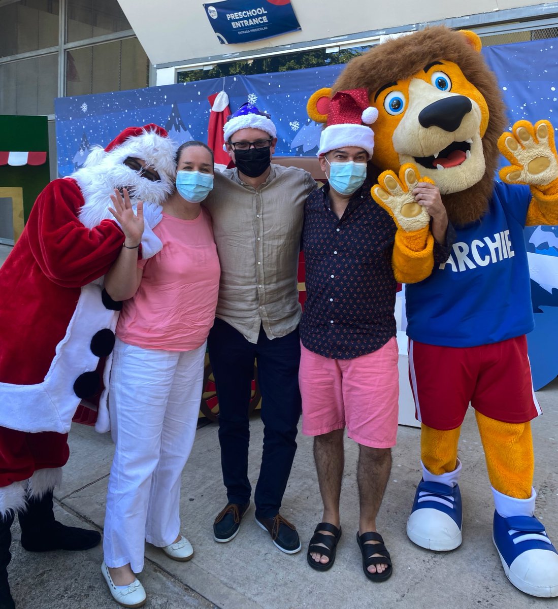 GIMNORTE_VUP's tweet photo. Drive Thru: Christmas | Seguimos recibiendo visitas en nuestra Casa Grande y compartiendo como la mejor familia posible.  #Redcol #Navidad #BestFamilyEver https://t.co/v5kp7VxVMx