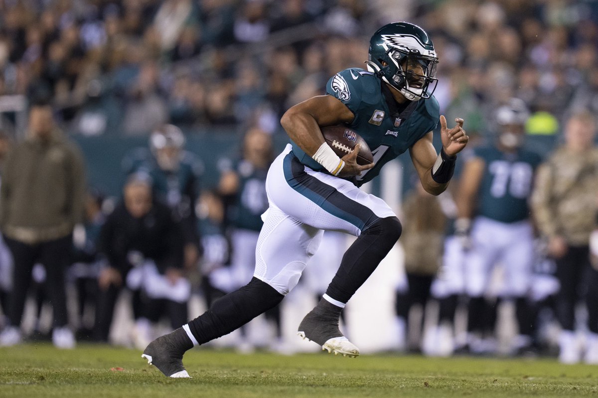 MySportsUpdate's tweet photo. This stat blew my mind…

The #Eagles lead the NFL in rushing yards this season (158 yards per game). 

… Not a single player on their team has a 100-yard rushing game this season. https://t.co/a7wrfNwj8Y