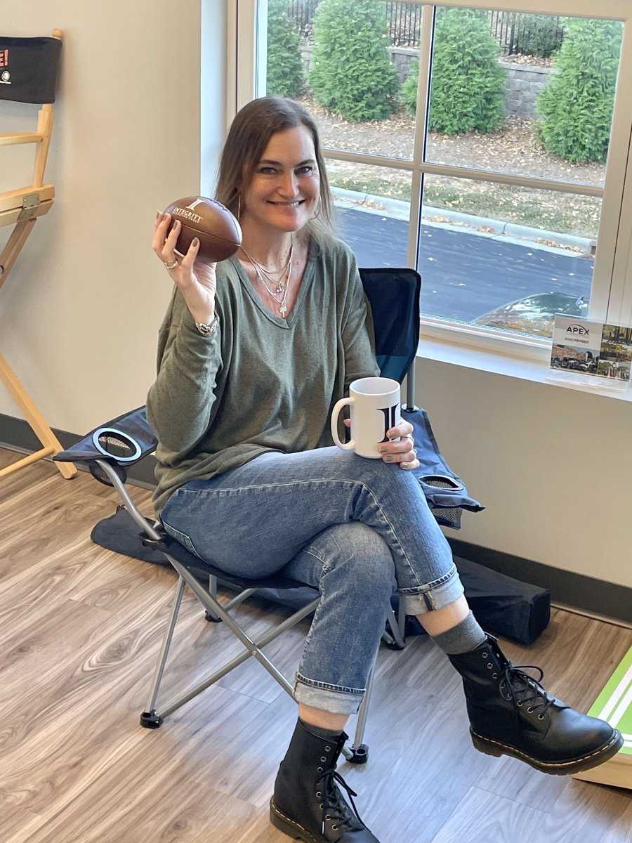 IntegrityMG's tweet image. The Brokerage Resource is bringing the Game Time spirit while relaxing with our latest swag drop item — Integrity camp chairs. Thank you for helping us accomplish big wins this year! #IntegrityGameTime2021 #IntegrityFamily
