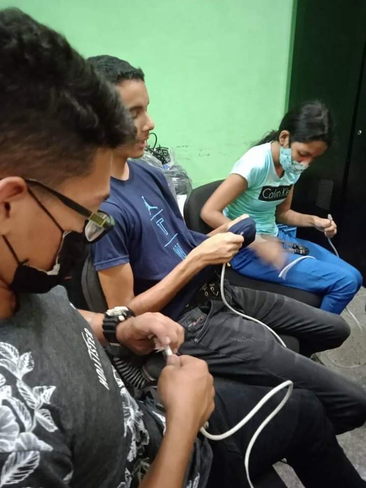 pedrogordon2121's tweet photo. #03Dic. El pasado 25 de Noviembre de 2021 Desde @FundabitAragua se inician pasantias de estudiantes del primer año, segundo trayecto de Informática de la Universidad Politécnica Territorial Aragua: “Federico Brito Figueroa”.  
@_LaAvanzadora @leivi24
#NavidadEsReconciliacion https://t.co/enNaP6upOa