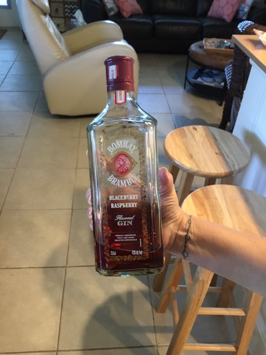 CoronaPrincesse's tweet image. Je suis en retard pour mon apéro de 4:00 pm ! 🤣 Cheers belle gang de tweeps 💞😘 et un bon weekend! #BombayBramble