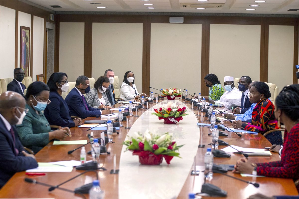 Au 2e jour de ma visite au #Togo ce 03/12, j’ai participé à une réunion interministérielle aux côtés du Premier ministre <a href="/DogbeVictoire/">Victoire Dogbe</a>. Les défis communs de l’heure nous obligent à trouver des réponses partagées, innovantes et efficaces.