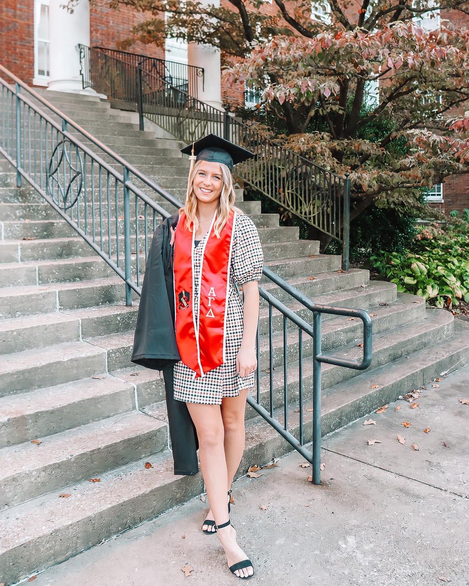 How lucky are we to have something that makes saying goodbye so hard? 🥺 Seniors - we are so proud of you and everything you’ve accomplished. Gamma Xi is going to miss you so much!!! May your caps fly as high as your dreams 💭🎓❤️ #alphagammsu
