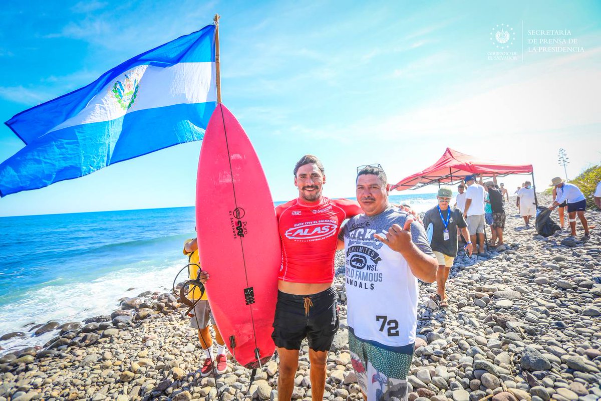 #SurfCity | <a href="/BryanPerezESA/">Bryan Pérez</a> y su padre, Carlos Alexander, quien estuvo apoyándolo durante la competencia de hoy, en Punta Roca. El salvadoreño se alzó con un puntaje de 17.33 y el pase a siguiente ronda del <a href="/surfcity/">Surf City</a> @ALASProTour esta tarde.
