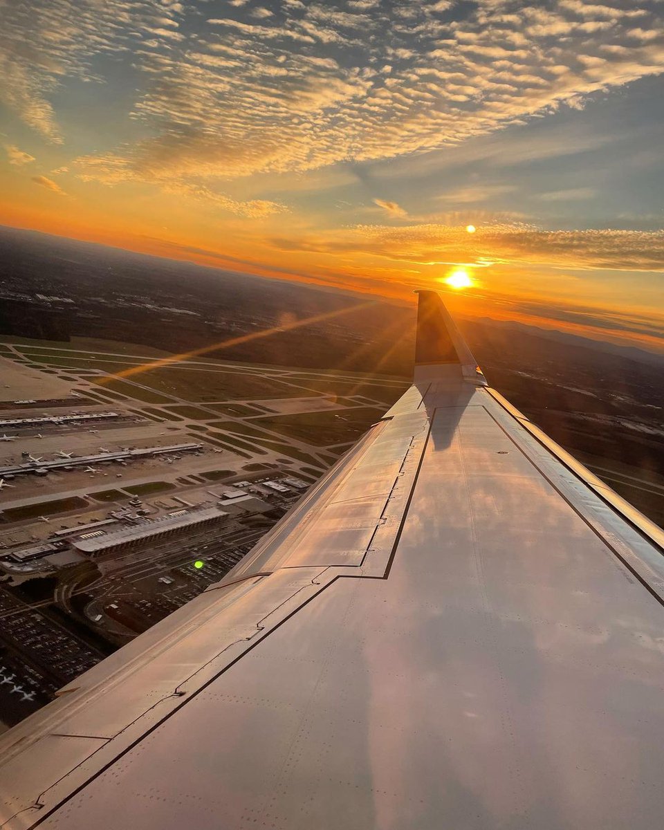 Dulles_Airport's tweet photo. Byeeeeeeeeeee! 

📷: IG kels_e_aviation https://t.co/0jVhtzAq6y
