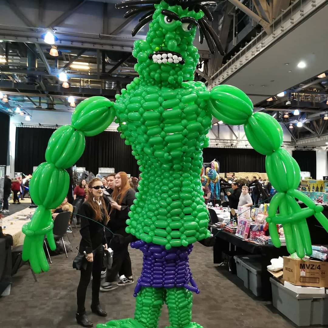Tom_Tricks's tweet image. My second @GWR_fr attempt for largest balloon costume. This time I made Hulk. Thanks @monopolyevents1 for having me. #GuinnessWorldRecords