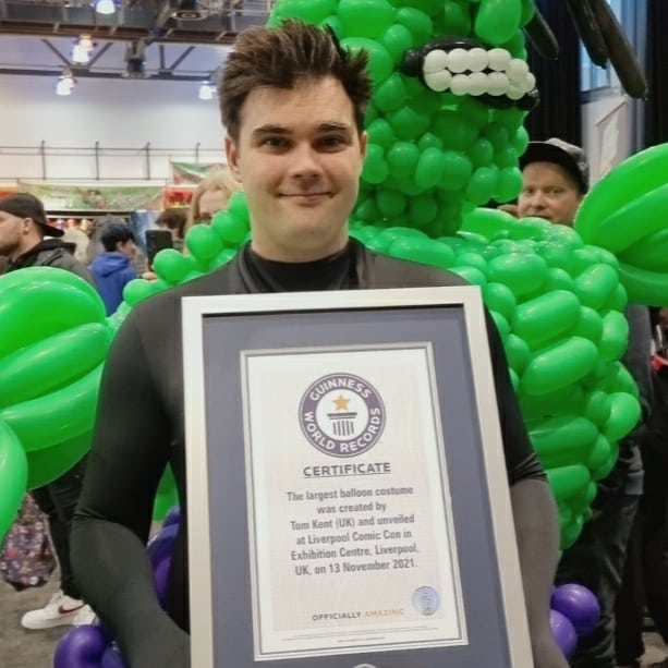 Tom_Tricks's tweet image. My second @GWR_fr attempt for largest balloon costume. This time I made Hulk. Thanks @monopolyevents1 for having me. #GuinnessWorldRecords