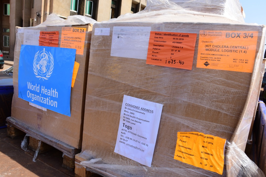 Arrivés au Togo ce 3/12 des kits choléra, destinés à la riposte contre l'épidémie à laquelle font face plusieurs pays de la sous région dont le Togo actuellement.
<a href="/OMS_Afrique/">OMS Afrique</a> a installé un hub choléra au Togo pour appuyer la riposte au Bénin, Nigéria ,Niger, Cameroun, Togo.