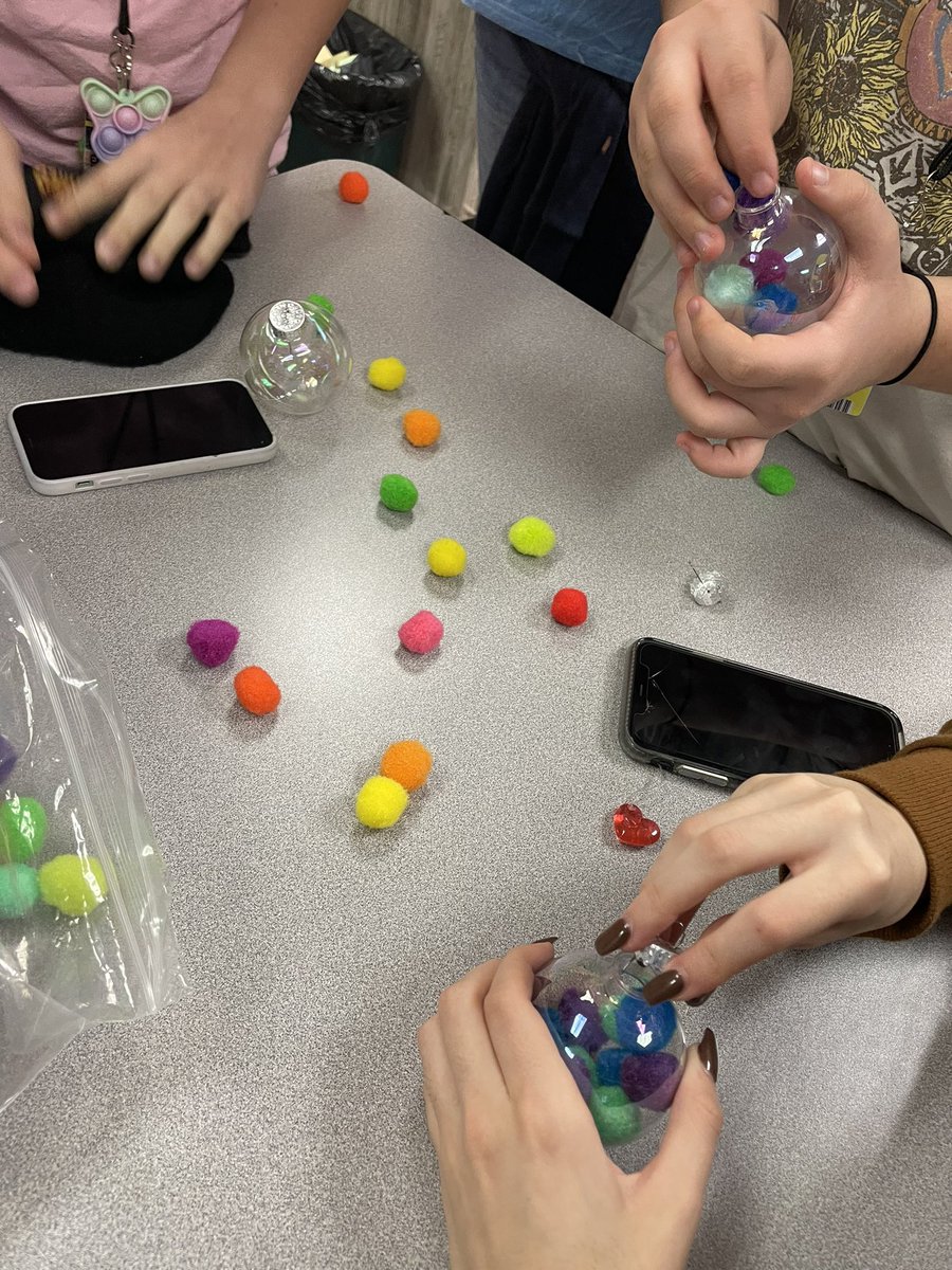 msbernabe_tms's tweet photo. Ornament making during den time today✨🎄 Thank you to my sweet students for helping me decorate our class tree this holiday season! https://t.co/lYCXz89Gx5
