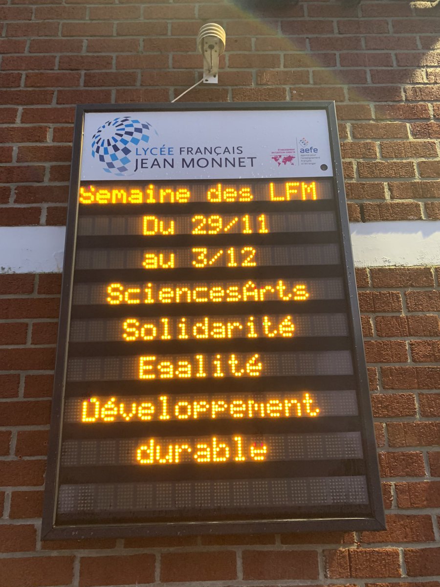 LfjmPrimaire's tweet image. | #Semaine LFM 21 | - J5 - Concours de création artistique  au @LfjmPrimaire avec comme thématique « une seconde vie pour nos déchets ». #6Classes de maternelle se sont mobilisées pour créer à partir de déchets de notre quotidien, des œuvres éphémères - #PEAC - #DD - @aefeinfo