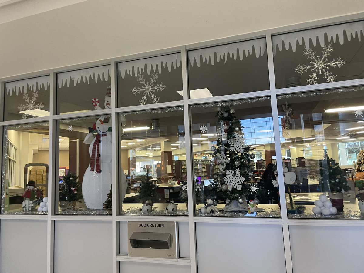 LibrarianAnGe's tweet photo. It’s beginning to look a lot like Christmas @ #EHS_Library
Come by and see our beautiful 🎄 https://t.co/h4AMfrRlb2