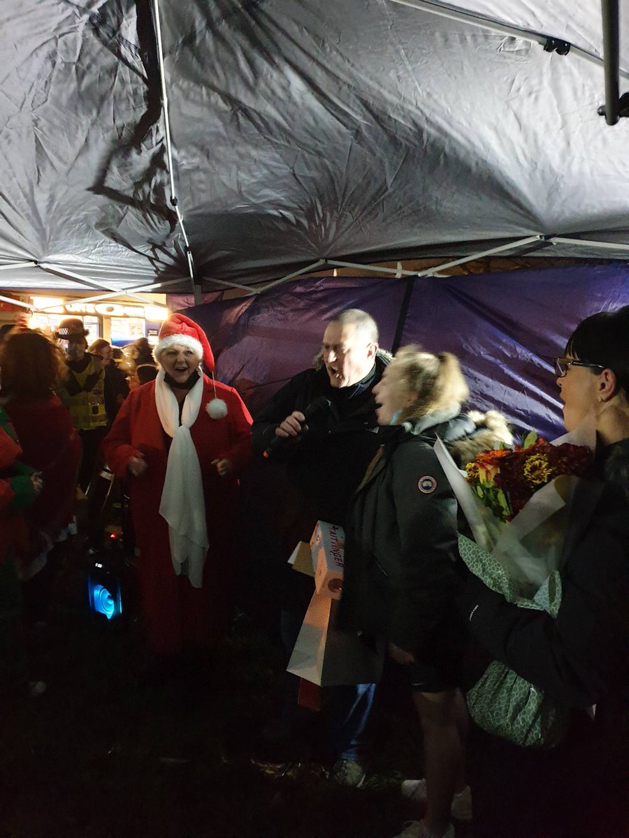 GlasgowNPolice's tweet photo. Tonight the Milton Community showed their gratitude to Sgt Des Oates as he retired after 30years service. 
What a way to end your career by switching on the Christmas lights. 
On behalf of Police Scotland and the Milton Community we thank you for service.
#Community #Gratitude https://t.co/queCNlYYS3