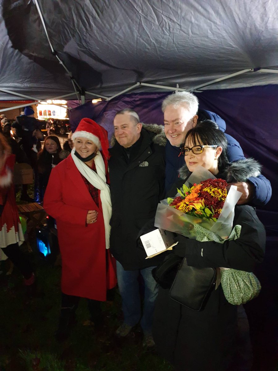 GlasgowNPolice's tweet photo. Tonight the Milton Community showed their gratitude to Sgt Des Oates as he retired after 30years service. 
What a way to end your career by switching on the Christmas lights. 
On behalf of Police Scotland and the Milton Community we thank you for service.
#Community #Gratitude https://t.co/queCNlYYS3