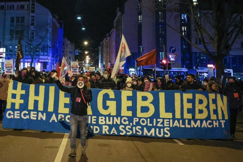 Mehrere hundert Menschen haben in #Stuttgart gegen die Konferenz der #Innenminister*innen demonstriert. Auf Grund von zusammengeknoteten Bannern wurde die #Demo einmal von der Polizei gestoppt.

#IMK #IMK2021 #Innenministerkonferenz #s0312 #noIMK