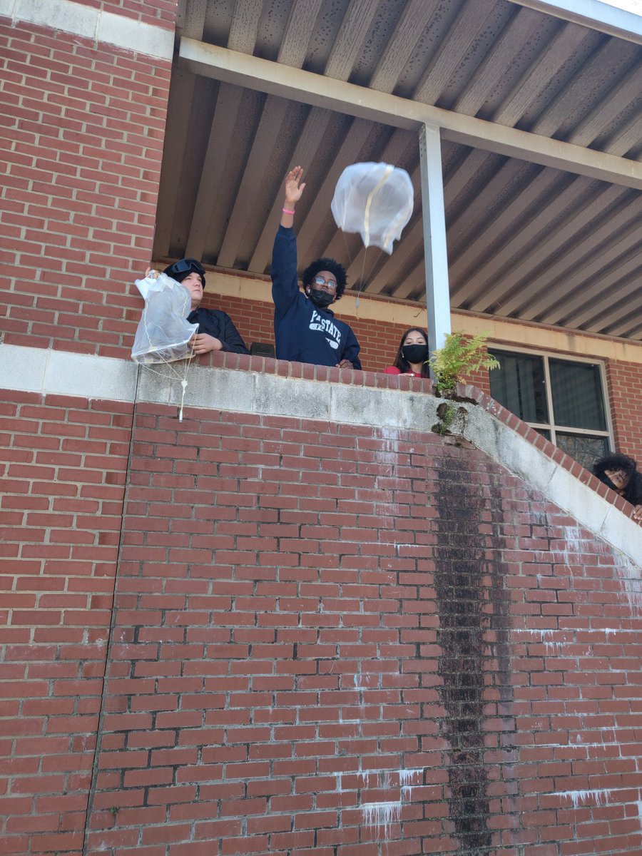Medora_B's tweet photo. @eah_eagles are workingking HARD today on our engineering design skills &amp; applying what we know about about fluid friction + surface area in a friendly competition. Y'all would be AMAZED at how hard teenagers will work to win a My. Dew. 😂 #ProudtobePublic #ABSS https://t.co/QBdFYrzAtA