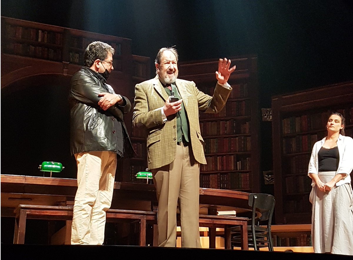pilardenou's tweet photo. Els espectadors del @Teatre_Romea hem pogut assistir avui al final de la funció #ViejoAmigoCicerón, d'@Ernesto__C, al lliurament del Premi José Luis Giménez-Frontín a Josep Maria Pou, de mans de David Castillo, de l'@_ACEC, en presència de @MariaCirici i @abordanove.L'enhorabona! https://t.co/LOtYal3jHi