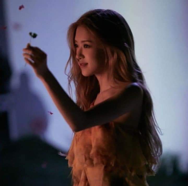 Mọi người yêu thương Chaeng như vậy mình cảm thấy rất vui và hạnh phúc, mặc dù không phải dành cho mình nhưng mình vẫn cảm thấy ấm áp vì điều đó. Còn gì vui hơn khi thấy người mình thương yêu cũng được nhiều người yêu thương như vậy ❤️
#MAMAVOTE #rosé