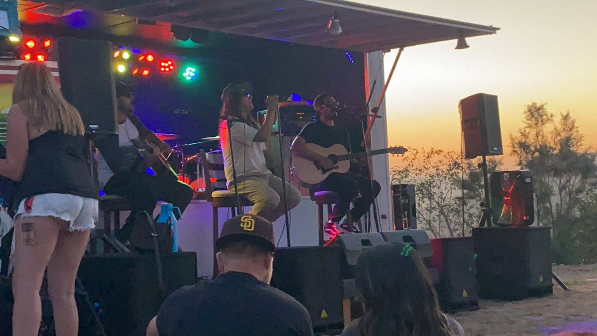 SOCALVIBES_SCV's tweet photo. Forgot to tag @TmrBadSeeds Moises always bringing heat to the stage. https://t.co/IfxlsFRsZd