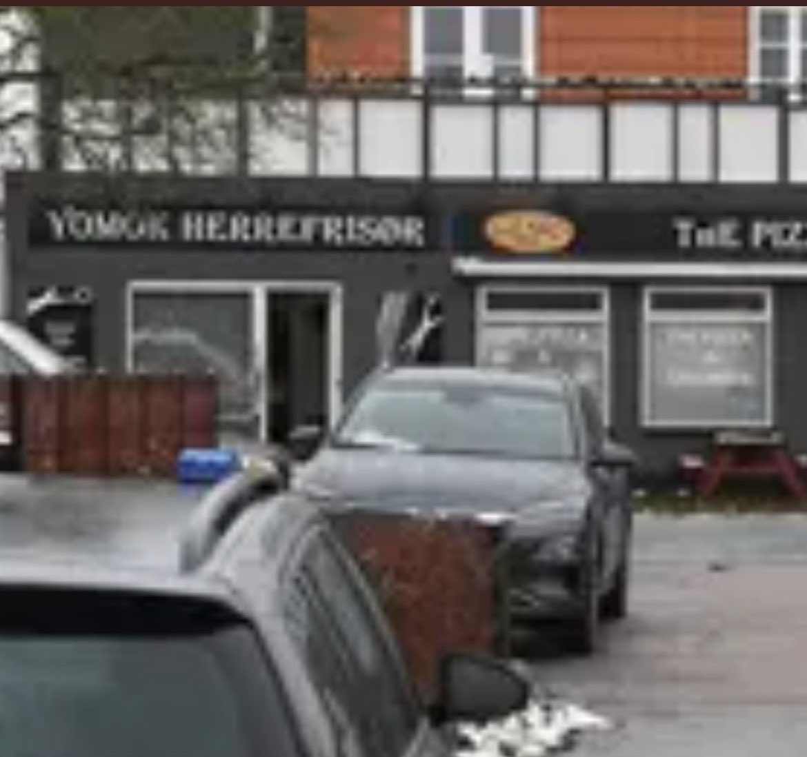 Dykaren21's tweet photo. Dansk polis inför nu visitationszon i Rødovre efter den brutala skjutningen inne på en ”svensk” frisörsalong. Danskarna börjar tröttna på svensk importerad muslimsk gäng- &amp; klankriminaliteten som sprider sig som en farsot öven över sundet. De inför snart gränskontroll mot 🇸🇪.🕌🐪 https://t.co/8THK3zzXob