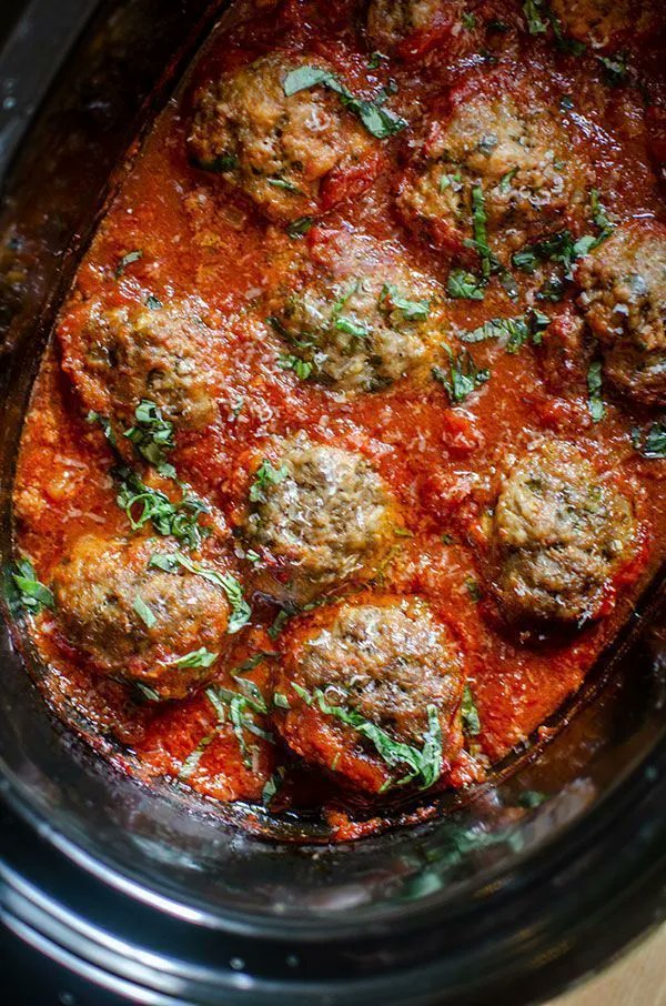 Living_Lou's tweet photo. Slowcooker MONSTER meatballs!

These traditional Italian style meatballs are made with ground beef and pork, Parmesan cheese, herbs and spices. They are slowly simmered in tomato sauce and served over spaghetti. YUM! 

RECIPE: https://t.co/MF7sMfXqGv
#homemade #delicious https://t.co/V9RhYkwDcB