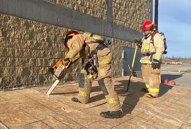 OmahaFireDept's tweet photo. Our recruits have been working hard at the Omaha Public Safety Training Center! They took advantage of the beautiful Nebraska weather this week and learned the importance of ventilation coordinated with fire attack.
#OFDFireAcademy #JoinOFD #Training https://t.co/OjMcVglg2C
