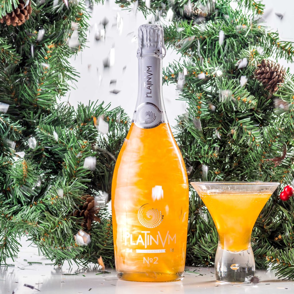 🍊🥂🎄Estas Navidades, la hora del aperitivo esta siempre llena de magia con el espumoso Platinvm n2 de Vermouth italiano!  Dale a tu fiesta un toque de glamour!🎄🍊🍾

#navidad #regalosdenavidad #ideasdenavidad #fiesta #celebracion #brindis #platinvm #lahoradelaperitivo #vermut