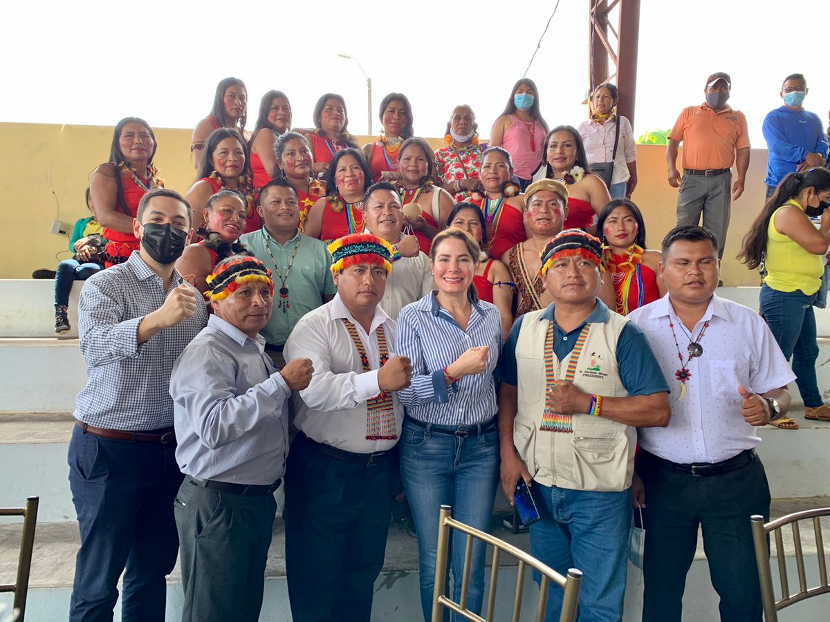 Telecom_Ec's tweet photo. ¡Conectamos a la Amazonía! En evento en Sucúa, presidente @LassoGuillermo y ministra @vmaino entregaron títulos habilitantes a 11 radios comunitarias de nacionalidades, se conectaron 5 escuelas con @Educacion_Ec y suscribió convenio con @AmazoniaEc para potenciar Infocentros. https://t.co/5vNSxl8UCr