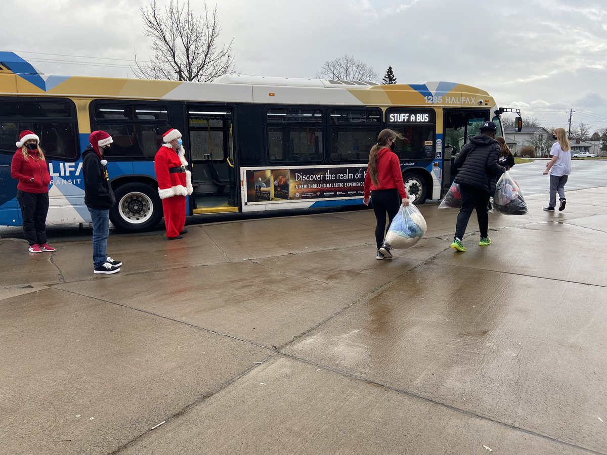 GCJHWildcats's tweet photo. GC students did a phenomenal job bringing in donations for Feed NS’s Stuff-a-Bus campaign. #StuffABus #FeedNS @HRCE_NS https://t.co/mb554rl0xo