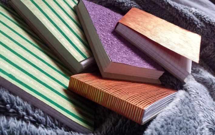 Ein paar Abende lang habe ich Notizblöcke gebaut.
Keine Ahnung, wie viele Blätter es sind, aber lasst euch gesagt sein: Viele!

Manche aus Kanzleipapier geschnitten, andere aus gewöhnlichem blanco Papier gerissen. 
Alle handgestempelt, 4 Motive, 4 Farben.

#buchbinden