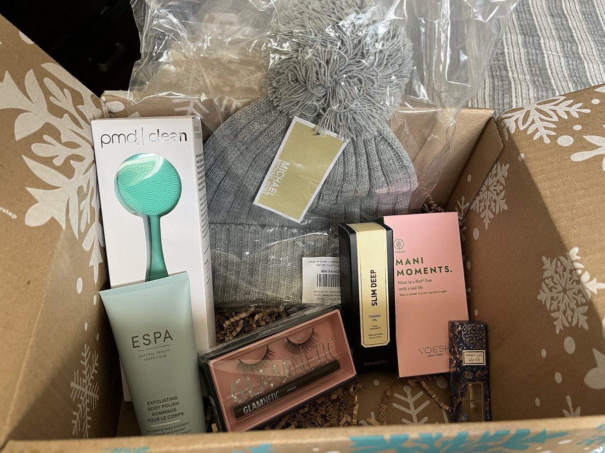 Love the winter box <a href="/FabFitFun/">FabFitFun</a> <a href="/corazoncabo/">CorazonCabo</a> ❄️❄️❄️ #fabfitfun #fffgiveaway #corazoncabo