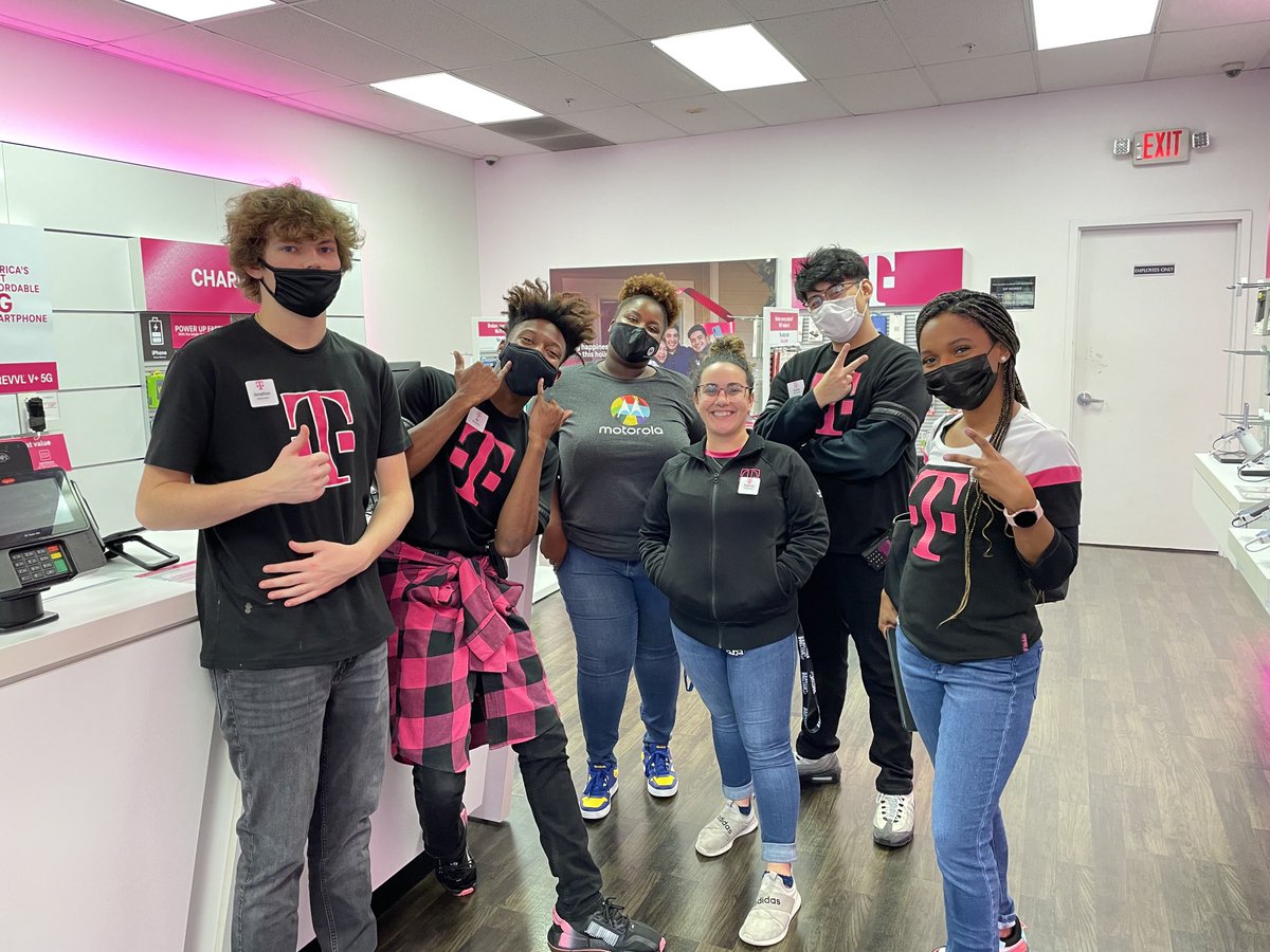 LakeiaTaylor's tweet photo. Visiting ⁦@GPMobileTPR⁩ Matthews with our Motorola rep!  Always fun times with this crew! https://t.co/5Kb6VAXgpr