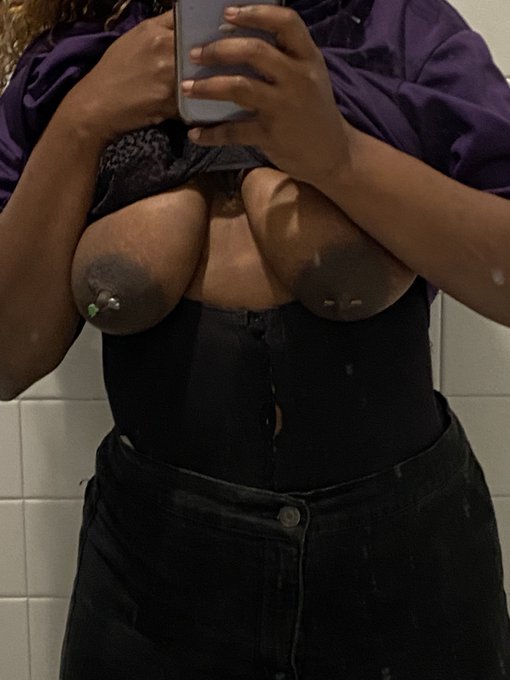 titty pics at work edition 💜 https://t.co/OvwuSbvA6U<a href="/tag/manyvids"class="tags"><span>#manyvids</span></a>