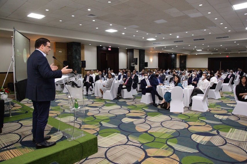 aduanard's tweet photo. Participamos en un almuerzo con la Cámara Americana de Comercio de la República Dominicana, @AMCHAMDR donde nuestro director @SanzLovaton explicó las oportunidades de crecimiento comercial que esta Nueva Ley de Aduanas representa para el país. https://t.co/zhQkZE0nww