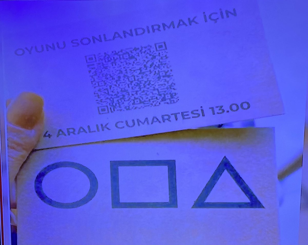 #AkılCemberi 
Bakın bu iki fotoğrafa ve ezoterik sembollerin dizide boş yere kullanılmadığını anlamak gerek