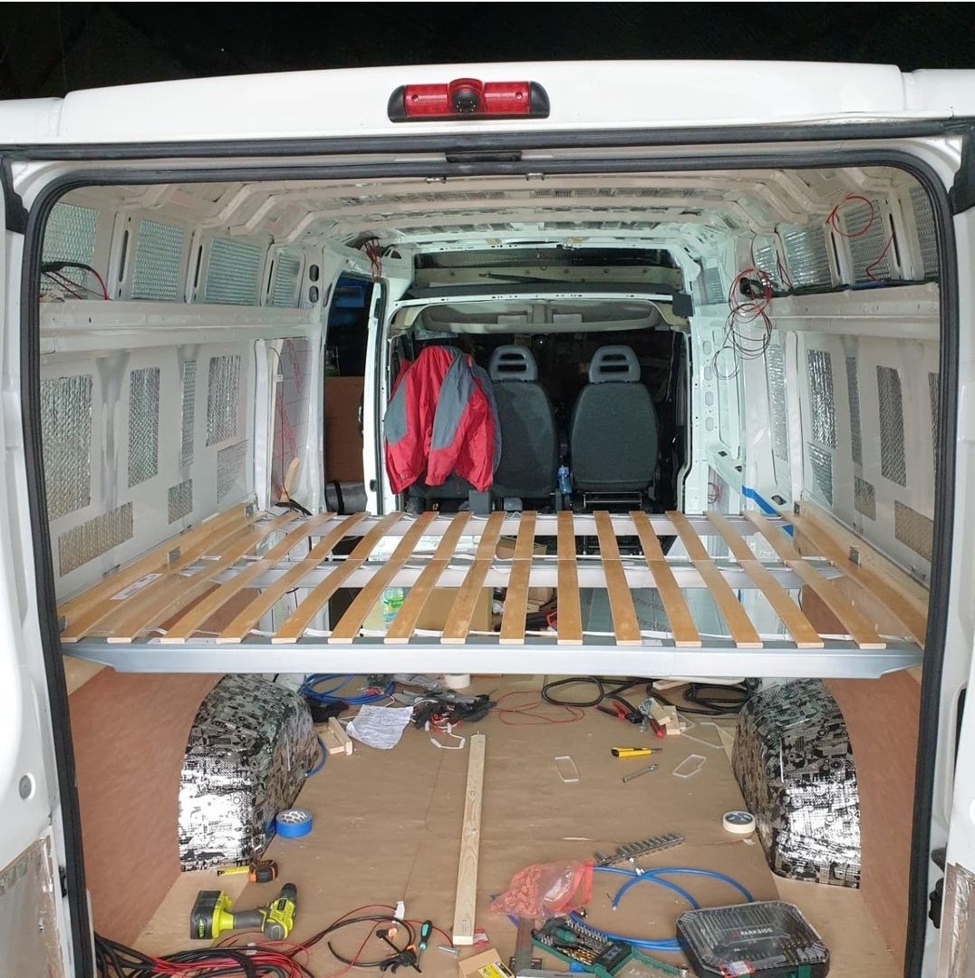CBFoley's tweet photo. 37/ Day 12 Pt 1.
It felt like there was an awful lot of wasted time but still got bits done. No point trying to reinvent the wheel so we've followed where many other van builders have gone & installed(or at least mocked up for now) the @IKEA bed.
#SelfBuild #SelfBuildVan #VanLife https://t.co/UOxWRbLTAz
