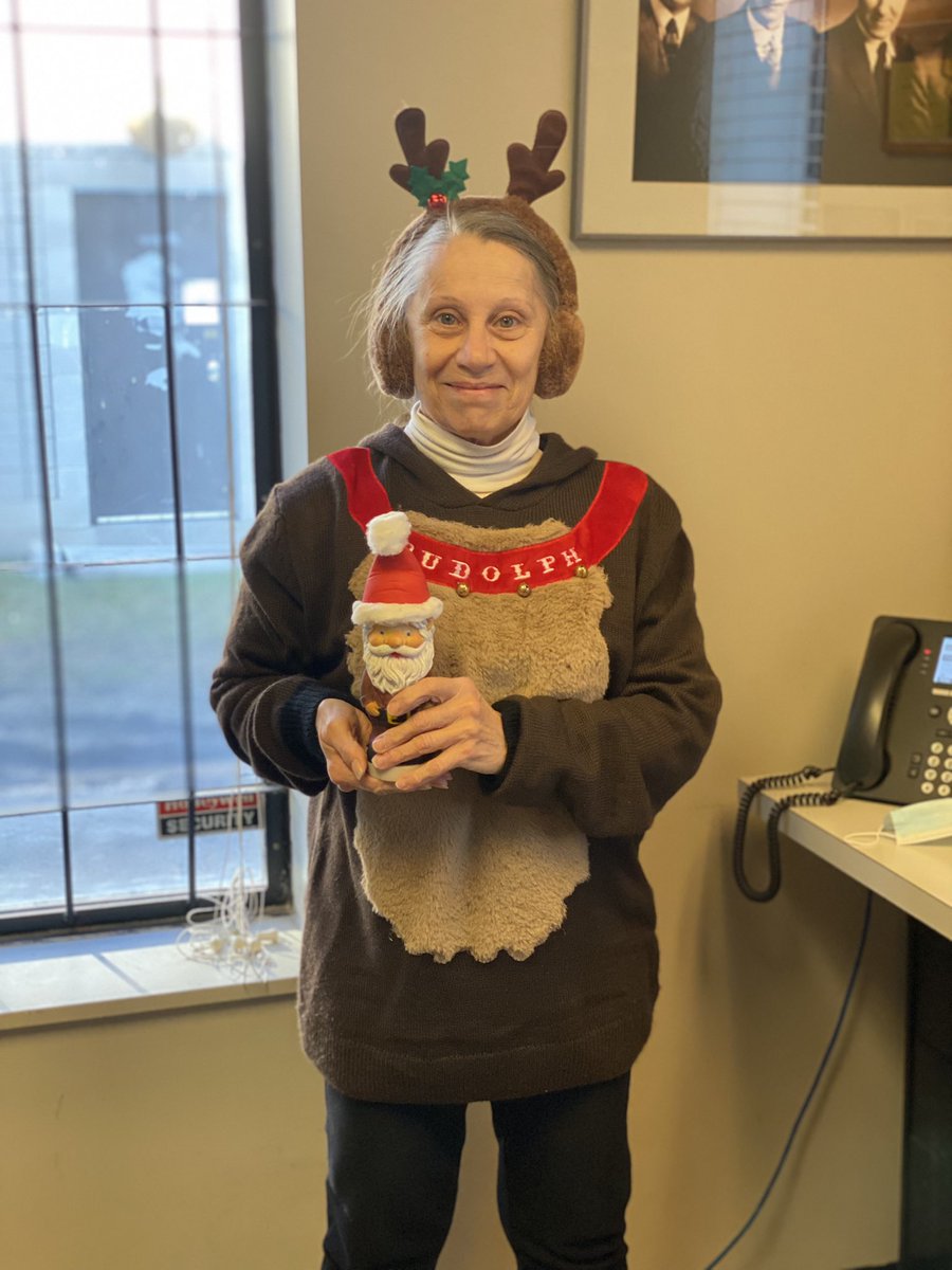 #UPSBarrie Local Sort Supervisor Marlene is super festive on Friday! #FridaySort #FeedTheHub #Peak2021