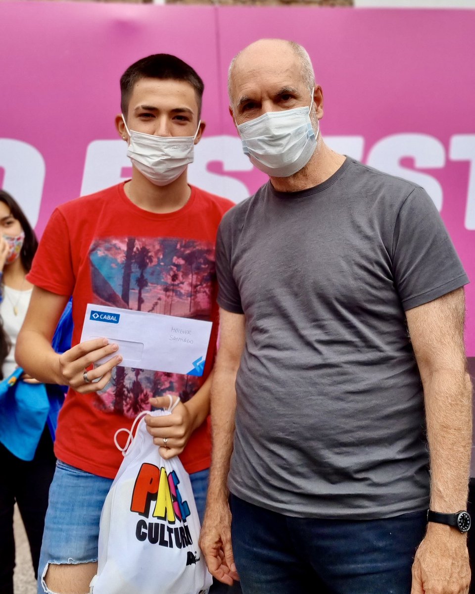 horaciorlarreta's tweet photo. Cada vez más jóvenes de la Ciudad cuentan con su Pase Cultural, la tarjeta de descuentos que impulsamos para que puedan acceder a la enorme oferta de eventos artísticos que le da vida a Buenos Aires y así promover su desarrollo. https://t.co/WM46qoT2X2