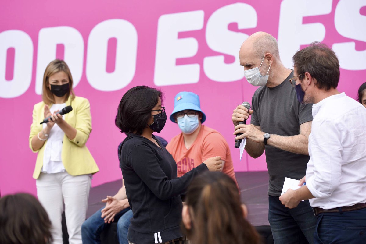 horaciorlarreta's tweet photo. Cada vez más jóvenes de la Ciudad cuentan con su Pase Cultural, la tarjeta de descuentos que impulsamos para que puedan acceder a la enorme oferta de eventos artísticos que le da vida a Buenos Aires y así promover su desarrollo. https://t.co/WM46qoT2X2