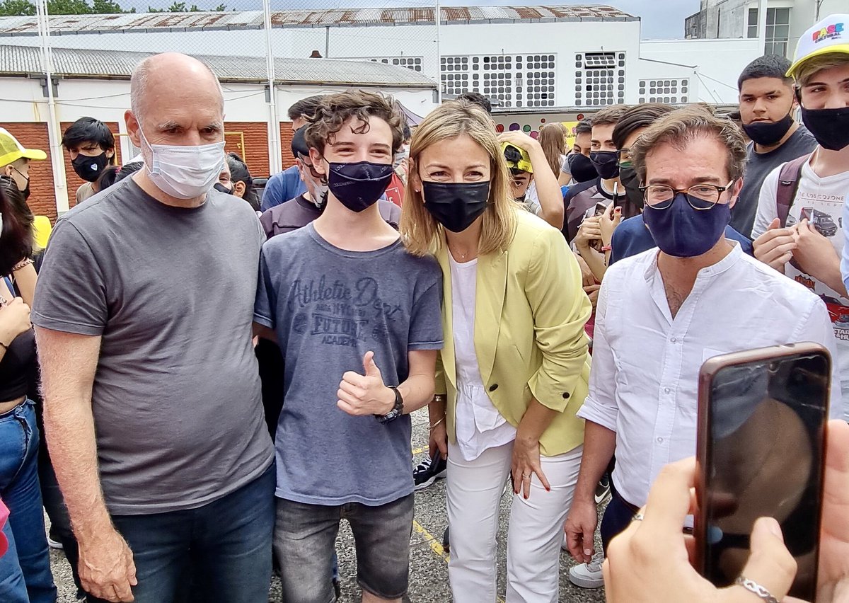 horaciorlarreta's tweet photo. Cada vez más jóvenes de la Ciudad cuentan con su Pase Cultural, la tarjeta de descuentos que impulsamos para que puedan acceder a la enorme oferta de eventos artísticos que le da vida a Buenos Aires y así promover su desarrollo. https://t.co/WM46qoT2X2