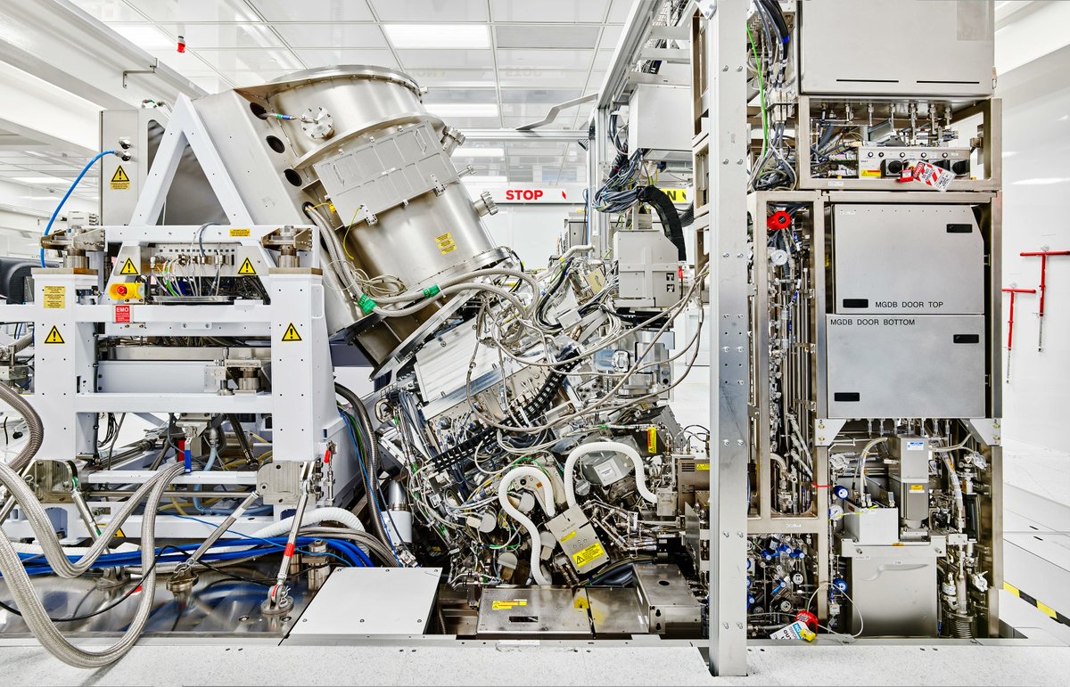 szeloof's tweet image. There are 10 orders of magnitude between the length scale of this machine and the things that it makes (pics by Christopher Payne)