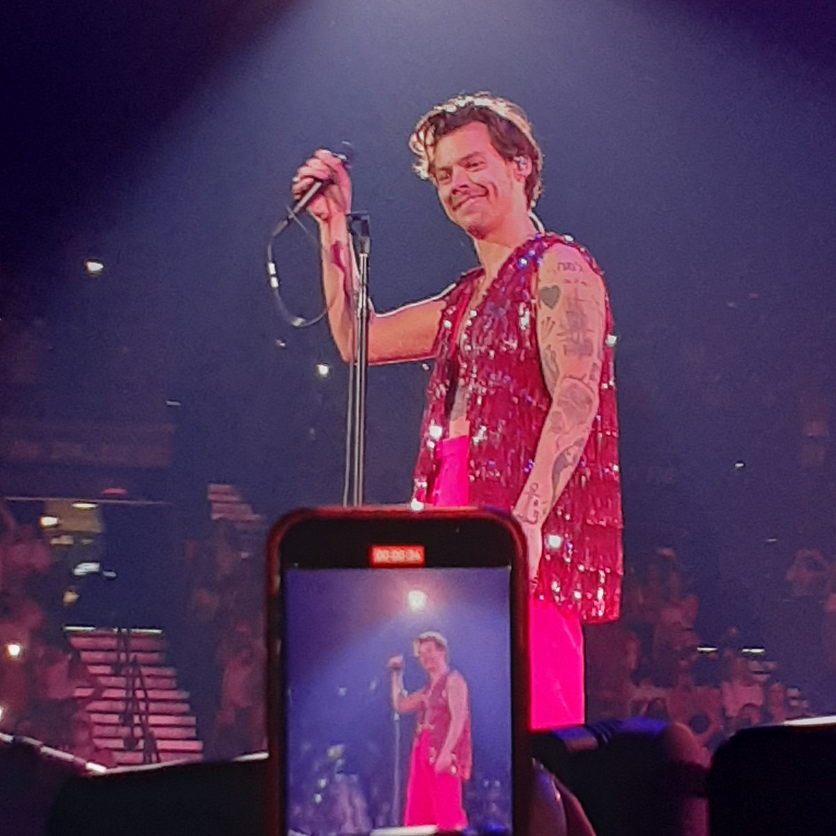 BAM4849's tweet photo. @faithharrylove @Harry_Styles @HSHQ I liked this because I was there to see him. If I am chosen I would love to have whatever merch given to someone who was not able to attend his show. 
Thank you. https://t.co/UVxMqEScFY