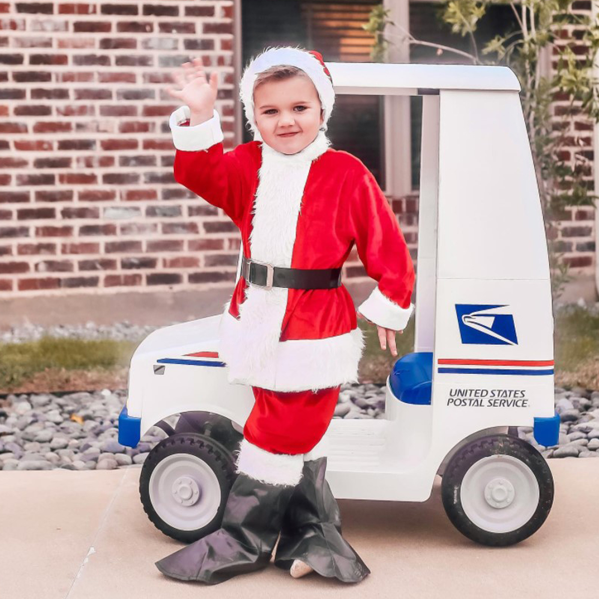 Ho, Ho, HURRY! 🎅📦Last day to order your toys for holiday delivery is December 10th! <a href="/USPS/">U.S. Postal Service</a> 
kidtraxtoys.com #KidTrax #USPS

📷 caitlinholli