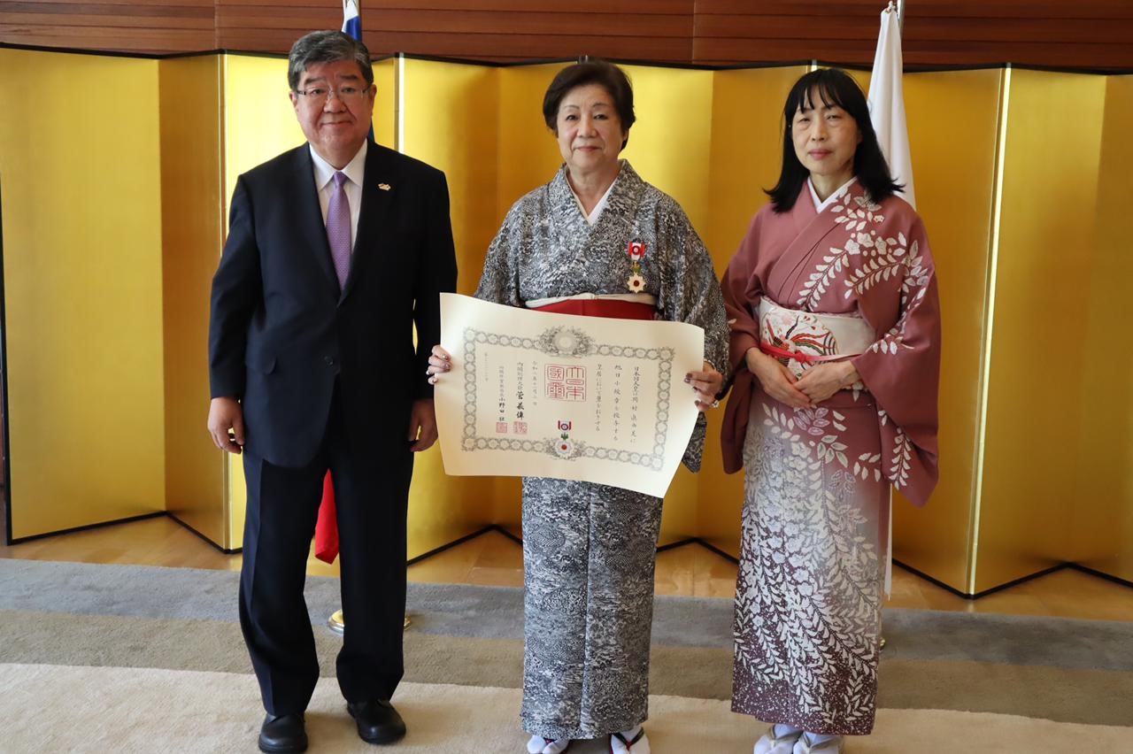 Shibuya Kazuhisa 長年にわたりチリ中央日本人会長などを務められ 日チリ の相互理解促進に尽力された岡村眞由美さんへの叙勲 旭日小綬賞 伝達式を娘さんお孫さん同席のもと公邸で開催しました 岡村さんは43年前にチリに来られ 大変なご苦労を経て様々な