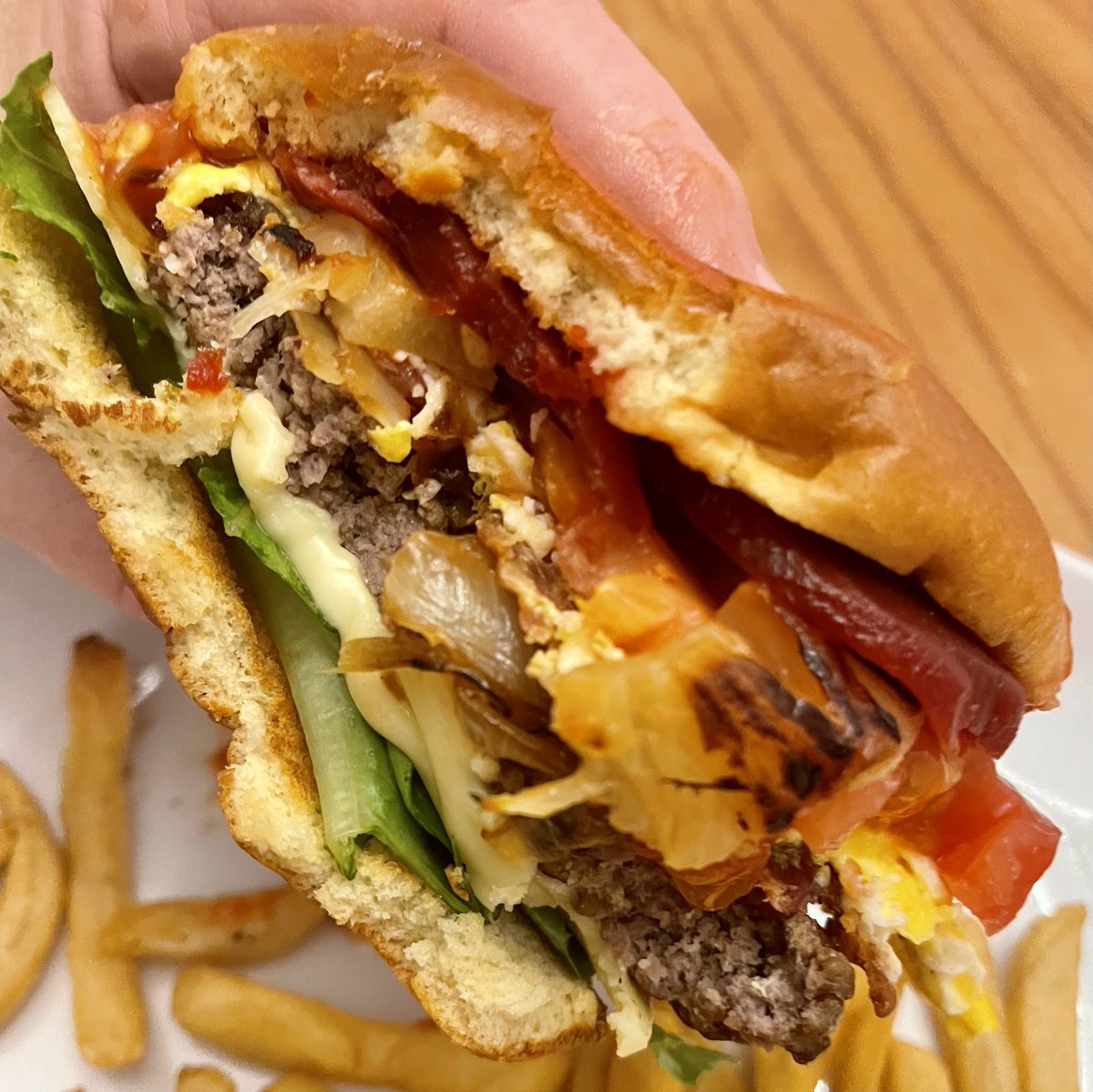 AussieBigDaz's tweet photo. Getting a hamburger with the LOT from your local takeaway back home there can be slight differences but generally they have Beef pattie, lettuce, cheese, tomato, grilled onions, grilled pineapple, fried egg, bacon, sliced beets, ketchup on a toasted bun. #aussieburger #dinner https://t.co/6xqCApbACz