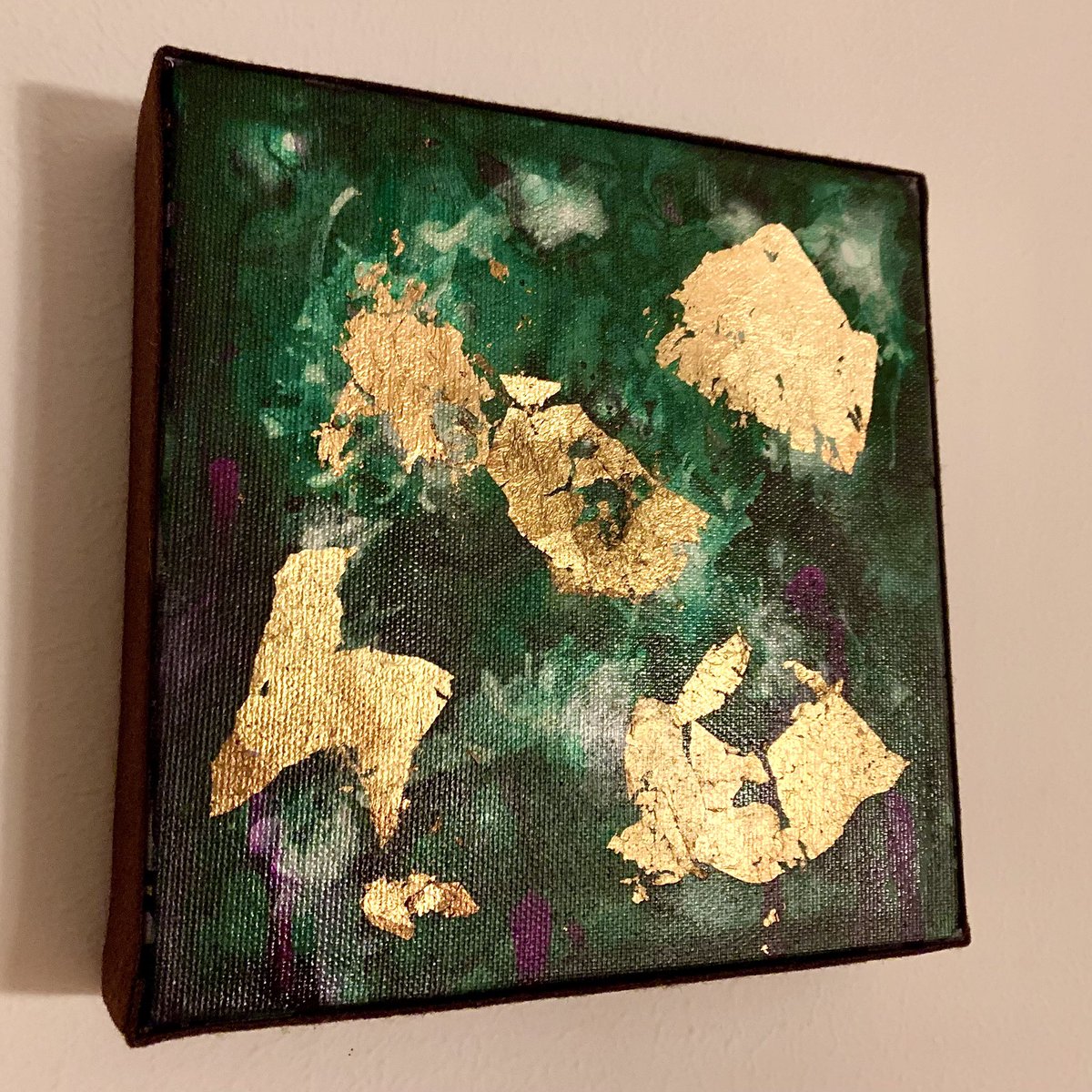MonLiria's tweet photo. Un petit format de 20x20. Tinta, anilines i pa d’or, emmarcat amb feltre. 
—
Podeu fer comandes personals per regalar per Nadal! 😜
—
#painting #pintura #petitformat #abstractart #art https://t.co/jO35Zw7HzM